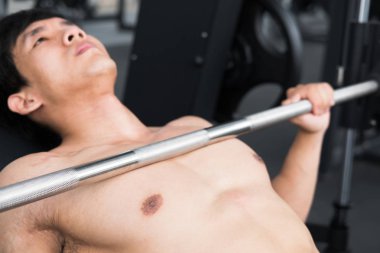 genç adam fitness egzersiz halter makine ile yürütmek