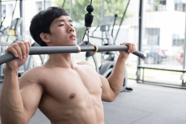 genç adam fitness egzersiz halter makine ile yürütmek