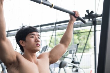 genç adam fitness egzersiz halter makine ile yürütmek