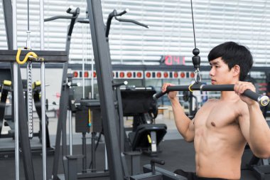 genç adam fitness egzersiz halter makine ile yürütmek