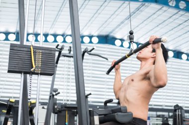 genç adam fitness egzersiz halter makine ile yürütmek