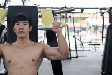 genç adam fitness egzersiz halter makine ile yürütmek