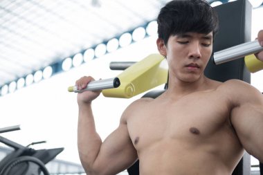 genç adam fitness egzersiz halter makine ile yürütmek