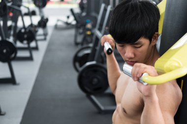 genç adam fitness egzersiz halter makine ile yürütmek