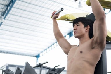 genç adam fitness egzersiz halter makine ile yürütmek