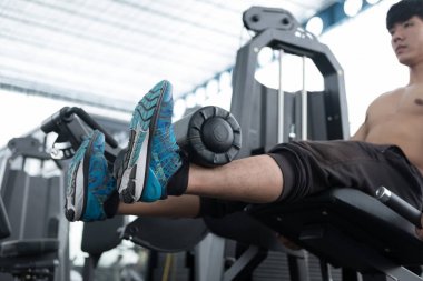 genç adam fitness egzersiz halter makine ile yürütmek