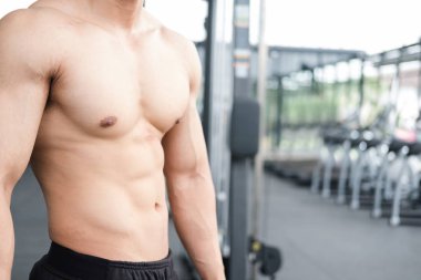 adam atlet spor salonunda eğitim için hazırlayın. çalışma vücut geliştirmeci erkek
