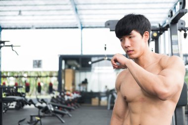 adam atlet spor salonunda eğitim için hazırlayın. çalışma vücut geliştirmeci erkek