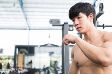 adam atlet spor salonunda eğitim için hazırlayın. çalışma vücut geliştirmeci erkek