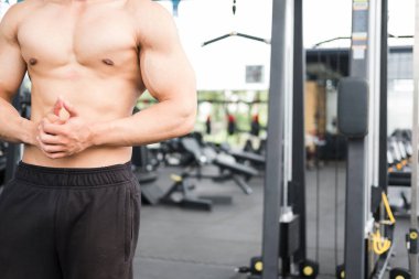 adam atlet spor salonunda eğitim için hazırlayın. çalışma vücut geliştirmeci erkek