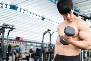 adam Asansör halter salonunda. Fitnes içinde çalışma dışarı vücut geliştirmeci erkek