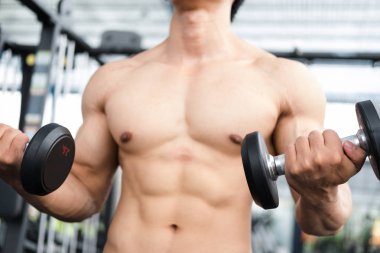 adam Asansör halter salonunda. Fitnes içinde çalışma dışarı vücut geliştirmeci erkek