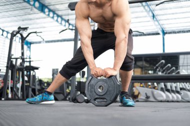 genç adam vücut geliştirmeci fitness merkezinde egzersiz yürütmek. erkek bir