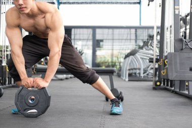 genç adam vücut geliştirmeci fitness merkezinde egzersiz yürütmek. erkek bir