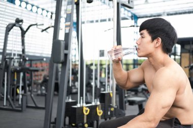 genç adam içme suyu fitness Center'da. duygu erkek atlet