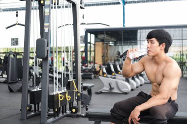 genç adam içme suyu fitness Center'da. duygu erkek atlet