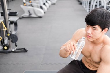 genç adam içme suyu fitness Center'da. duygu erkek atlet