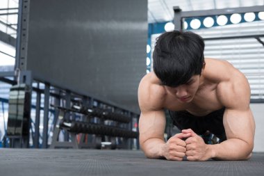 kas spor salonu bulunduğu tahta yapan erkek. vücut geliştirmeci erkek çalışma