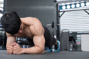 kas spor salonu bulunduğu tahta yapan erkek. vücut geliştirmeci erkek çalışma
