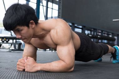 kas spor salonu bulunduğu tahta yapan erkek. vücut geliştirmeci erkek çalışma