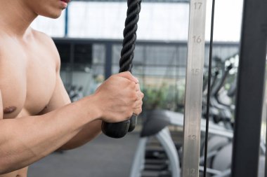 genç adam fitness egzersiz halter makine ile yürütmek