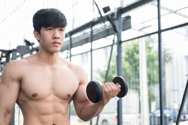 adam Asansör halter salonunda. Fitnes içinde çalışma dışarı vücut geliştirmeci erkek