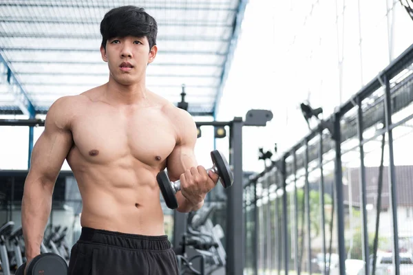 adam Asansör halter salonunda. Fitnes içinde çalışma dışarı vücut geliştirmeci erkek