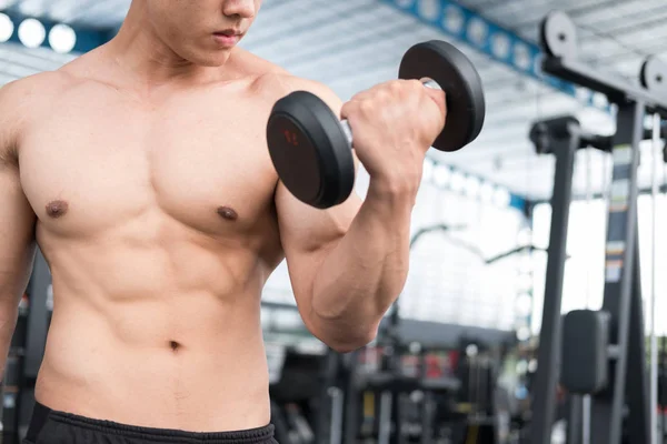 Homem levantar haltere no ginásio. fisiculturista masculino trabalhando fora em fitnes — Fotografia de Stock