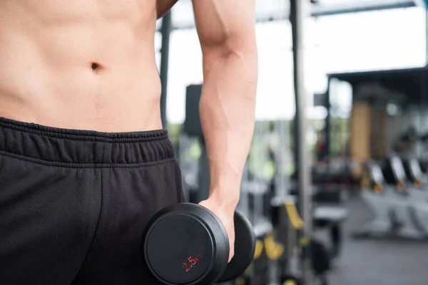 Hombre levantar mancuerna en el gimnasio. culturista masculino haciendo ejercicio en fitnes —  Fotos de Stock