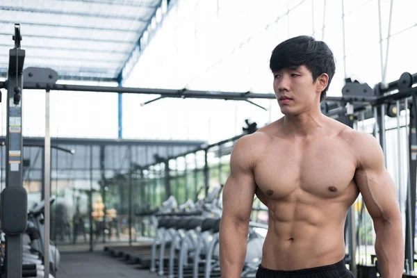 adam atlet spor salonunda eğitim için hazırlayın. çalışma vücut geliştirmeci erkek