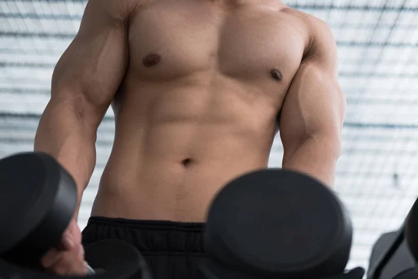 Jongeman uitvoeren oefening in het fitnesscentrum. mannelijke atleet choos — Stockfoto
