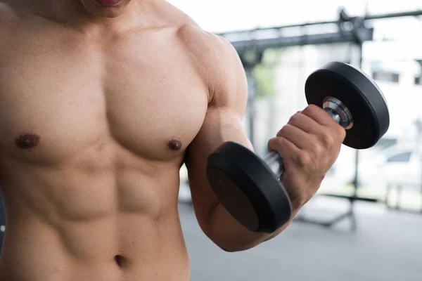 Homem levantar haltere no ginásio. fisiculturista masculino trabalhando fora em fitnes — Fotografia de Stock