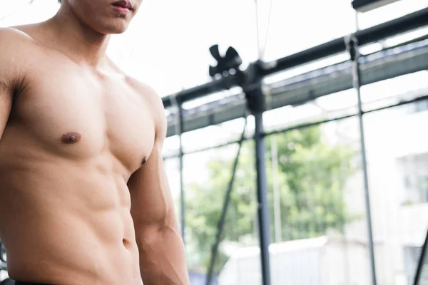 Mannen idrottsman förbereda för träning i gymmet. bodybuilder hane workin — Stockfoto