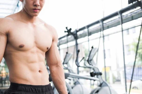 Atleta hombre prepararse para el entrenamiento en el gimnasio. culturistas masculina workin — Foto de Stock