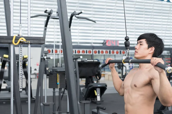 genç adam fitness egzersiz halter makine ile yürütmek