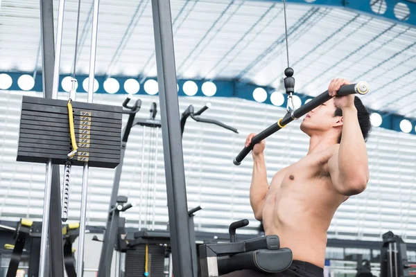 genç adam fitness egzersiz halter makine ile yürütmek