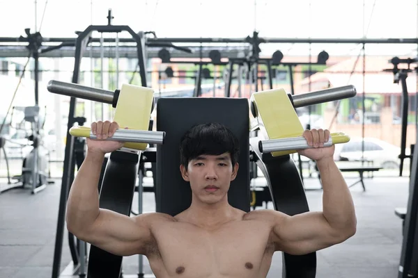 genç adam fitness egzersiz halter makine ile yürütmek