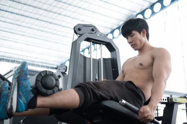 genç adam fitness egzersiz halter makine ile yürütmek