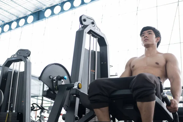 genç adam fitness egzersiz halter makine ile yürütmek