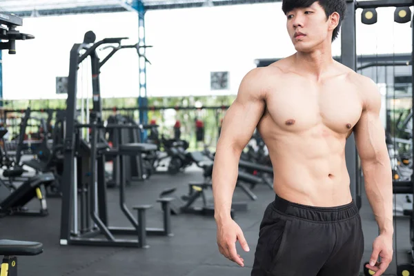 Atleta homem se preparar para o treinamento em ginásio. fisiculturista trabalho masculino — Fotografia de Stock