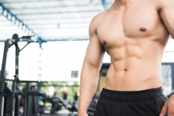 Atleta hombre prepararse para el entrenamiento en el gimnasio. culturistas masculina workin —  Fotos de Stock