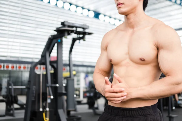 adam atlet spor salonunda eğitim için hazırlayın. çalışma vücut geliştirmeci erkek