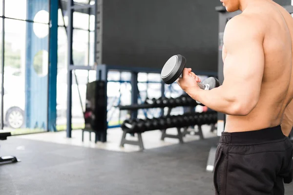 Hombre levantar mancuerna en el gimnasio. culturista masculino haciendo ejercicio en fitnes —  Fotos de Stock