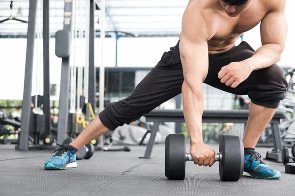 adam Asansör halter salonunda. Fitnes içinde çalışma dışarı vücut geliştirmeci erkek