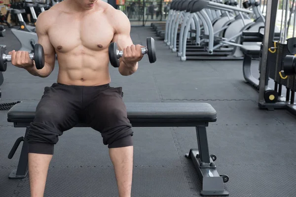 adam Asansör halter salonunda. Fitnes içinde çalışma dışarı vücut geliştirmeci erkek