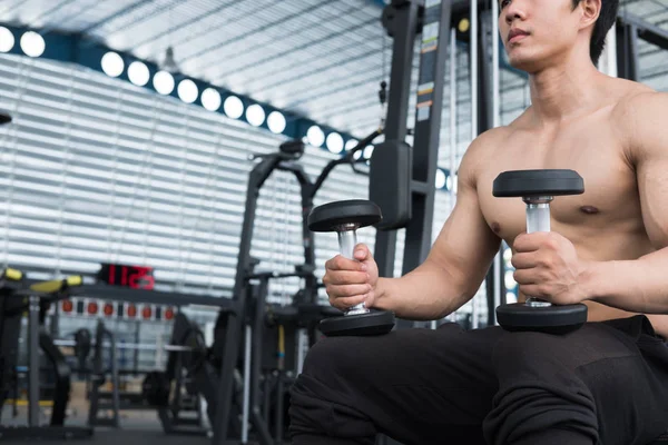 adam Asansör halter salonunda. Fitnes içinde çalışma dışarı vücut geliştirmeci erkek