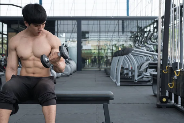 Homem levantar haltere no ginásio. fisiculturista masculino trabalhando fora em fitnes — Fotografia de Stock