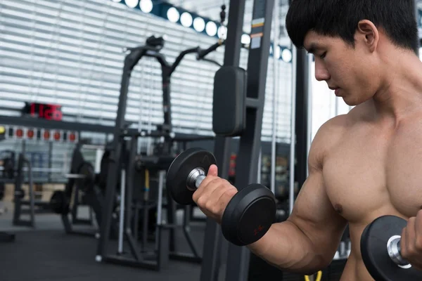 adam Asansör halter salonunda. Fitnes içinde çalışma dışarı vücut geliştirmeci erkek