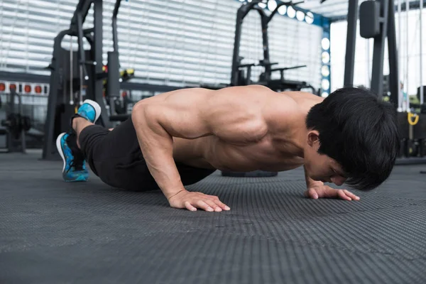 kas gönderme yapan erkek ups spor salonunda. Ben çalışma erkek vücut geliştirmeci