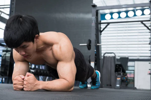 kas spor salonu bulunduğu tahta yapan erkek. vücut geliştirmeci erkek çalışma
